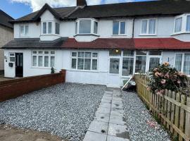 A lovely 3 bedroom house, hotel in Hounslow