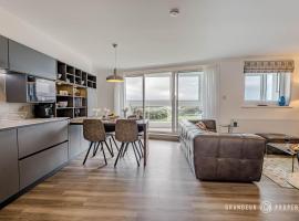3 bed coastal haven, sea views, balcony & parking - Shoreline Suite, hotel in Southbourne