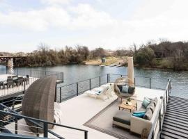 Luxury Lake LBJ Waterfront Home with Hot Tub and Boat Slip、Kingslandの別荘