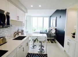 Coconut Grove 21st Floor Private Studio-Parking & WIFI included