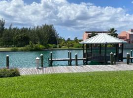 Canal Front Comfort (Dock slip available), apartment in Freeport