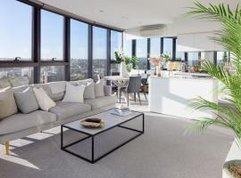 'Panoramic Elegance' Stylish off Chapel St with Pool, hotel v Melbourne