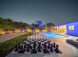 Luxury Casa Bianca Pool Volleyball Firepit Chess, hotell i North Miami
