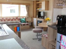 Norfolk broads caravan sleeps 8, resort in Belton