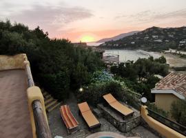 VILLA VITTORIA with PRIVATE HEATED SWIMMING POOL COMPLETE WITH HIDROMASSAGE FOR EXCLUSIVE USE , SEA VIEW, 150 METERS FROM THE BEACH, hotel with jacuzzis in Torre delle Stelle