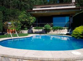Casa con piscina Sanxenxo、ポンテベドラのホテル