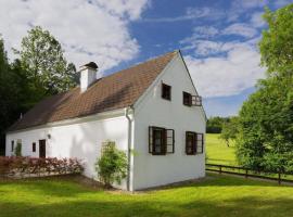Freistehendes Ferienhaus mit Garten für erholsamen Urlaub in der Nähe zum Schloss, отель в городе Steinakirchen am Forst