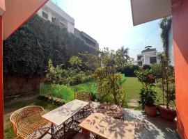 Peaceful Bungalow Retreat, cottage in Noida