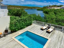 The Hideaway 3 Bedroom Townhouse with Pool, hotel v mestu Gaynors