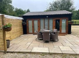 Converted barn one bedroom studio glamping, glamping site in Horspath