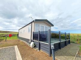 The Getaway Luxury Carvan in Bude, cottage sa Poughill