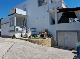 Apartments with a parking space Palit, Rab - 22676, hotel em Rab