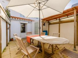 La Joséphine - Maison avec terrasse, viešbutis mieste Sen Žil Krua de Vi