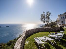 Belvedere delle Sirene with Heated Pool and Breathtaking Views, hotel s parkováním v destinaci Colli di Fontanelle