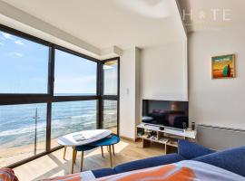Zemu izmaksu kategorijas viesnīca Appartement au pied de la plage, vue imprenable sur la mer pilsētā Lesabldolona
