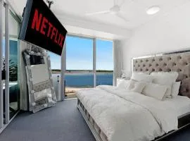 Exceptional Luxury ~ Broadwater Beauty ~ Free Parking ~ Top Location