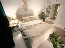 Urokliwy Azyl w Mieście: Komfort i Spokój, Projektor i HI-FI, 6 Minut Kolejką do Centrum.