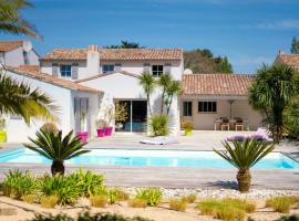 Maison au calme en lisière de forêt avec piscine chauffée, hotel i Ars-en-Ré