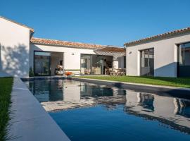 Maison familiale neuve avec piscine chauffée, hotel em La Noue