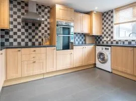 Gatwick Place - 4 bed 2 bath self contained house with private garden