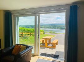 3 bedroomed house with view of Kenmare Bay Estuary, hotel with parking in Kenmare