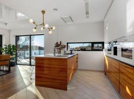 Flott moderne hus langs elven!，腓特烈斯塔的小屋