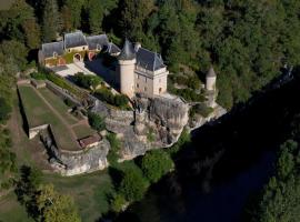 Majestic Castle Retreat Near Lascaux Caves, hotel in Thonac