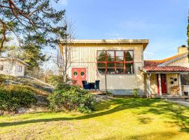 Beautiful Home In Oxelsund With House Sea View, parkolóval rendelkező hotel Oxelösundban