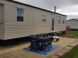 Inviting 3-Bed Caravan on Sand Le Mere Tunstall, hotel din Hull