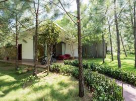 Villa R331 Forest Flamingo Dai Lai Resort，Phúc Yên的飯店