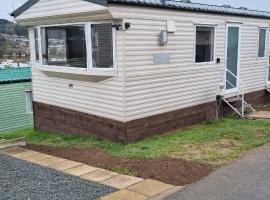 Light and Airy 2 Bedroom Mobile Home, מלון בAberystwyth