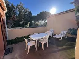 Villa T3 avec terrasse, 6 couchages, proche plage et commerces, quartier calme, parking privé - FR-1-81-365