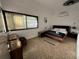 Apartment with patio and parking, Hotel in Naharija