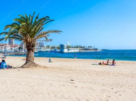 FREJUS PLAGE, 30 mètres de la plage, WIFI, tout à pieds !, hotel in Fréjus