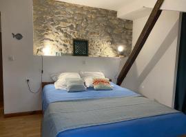 Chambres d'hôtes Maison Narbay aux portes du pays Basque，Saint-André-de-Seignanx的有停車位的飯店