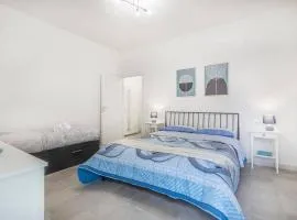 Minimalist Oasis - City life & Hesperia Hospital