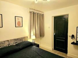 Modern & Cosy 1 bedroom flat, hotel in Bridgend