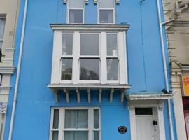 Lawn View Apartment, family hotel in Dawlish