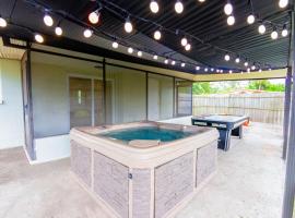 Delray Family House With Hot Tub, hótel með bílastæði í Tampa