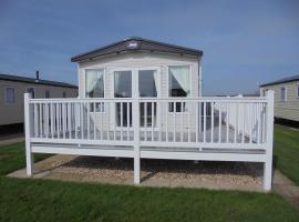 Kingfisher Windermere 6 Berth, Enclosed veranda, Close to site shop, holiday home in Ingoldmells