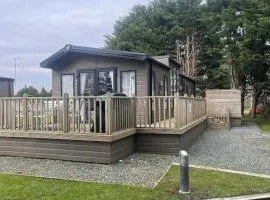 Cosy 3-Bed hot tub Lodge in Pr3