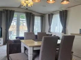 Immaculate 3-Bed Lodge in Out Rawcliffe