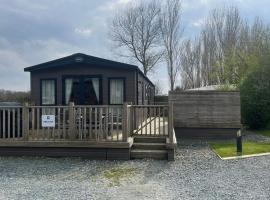 Immaculate 3-Bed Lodge in Out Rawcliffe, hotel in Great Eccleston