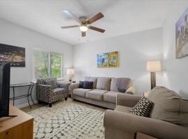 Great Two Bedroom w off Street Parking to Explore the City Close to Downtown Airport Ballparks、ピッツバーグのホテル