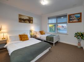 Cozy 5 bed House Nr Airport/DFO/Casino, hotel v mestu Perth