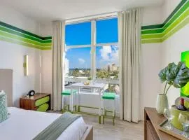 Rooftop Pool & Hot Tub Hollywood Beach Gym