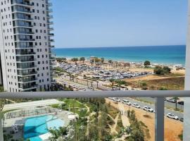 Beach front luxury apartment - managed building, luxury hotel in H̱adera
