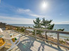 Eastham Beach House Waterfront and Stairs to Sand!，伊斯特漢的小屋