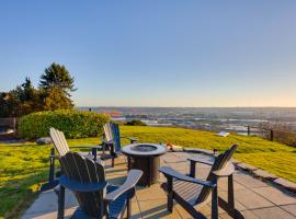 Charming Tacoma Apartment with Deck and Skyline Views!, hótel í Tacoma