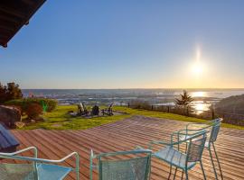 Scenic Tacoma Apartment with Deck and Fire Pit!, hôtel à Tacoma